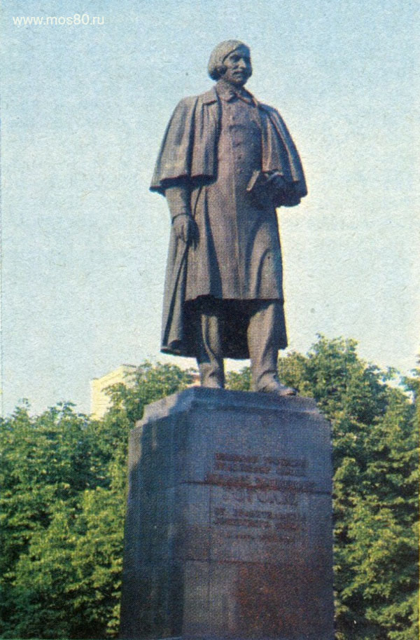 Памятник Н. В. Гоголю на Гоголевском бульваре