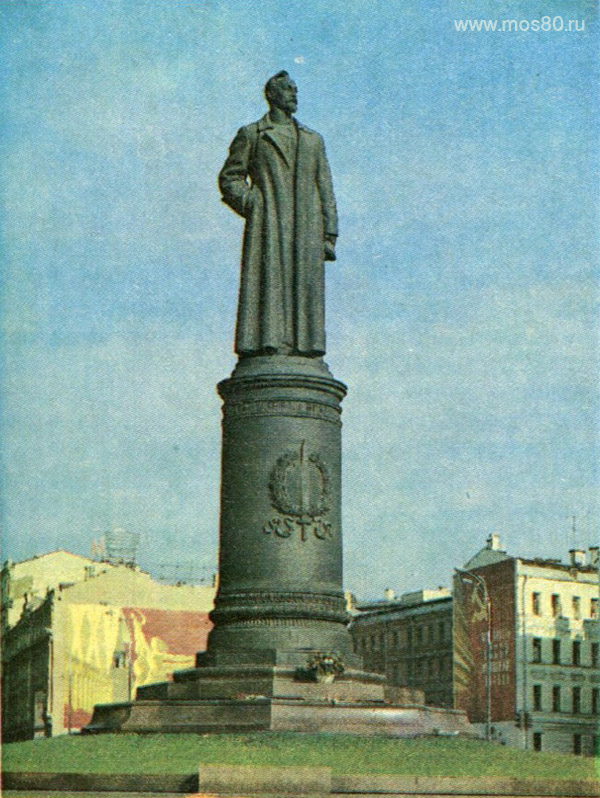 Памятник Ф. Э. Дзержинскому на площади Дзержинского