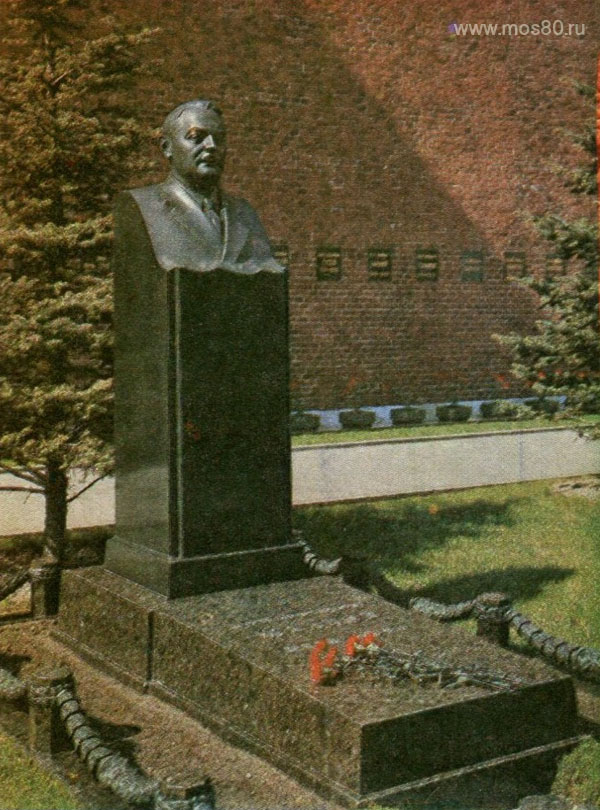 Памятник на могиле А. А. Жданова