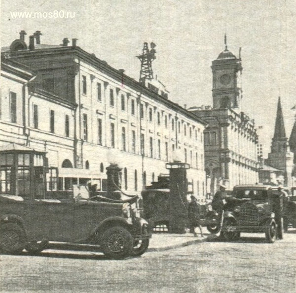 Бензоколонка близ Октябрьского (ныне Ленинградского) вокзала