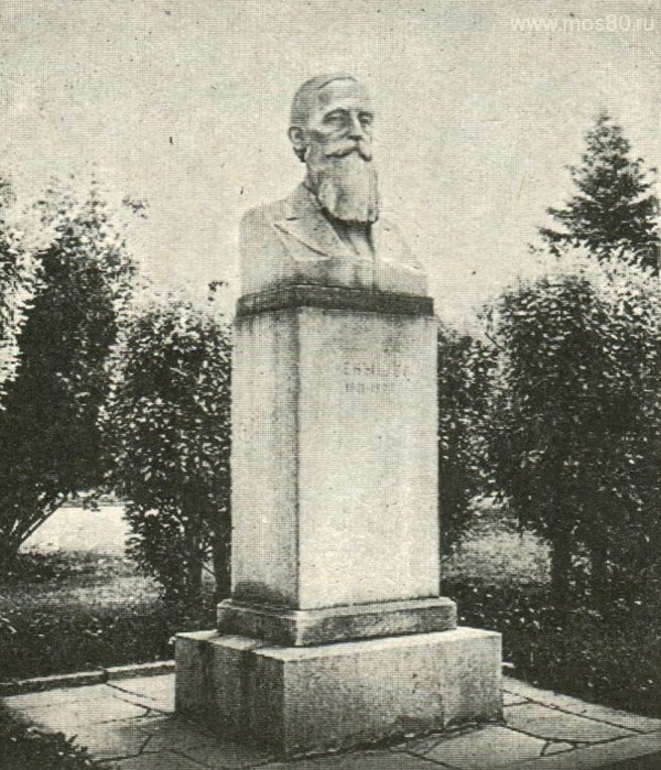 Памятник-бюст П. Л. Чебышёва