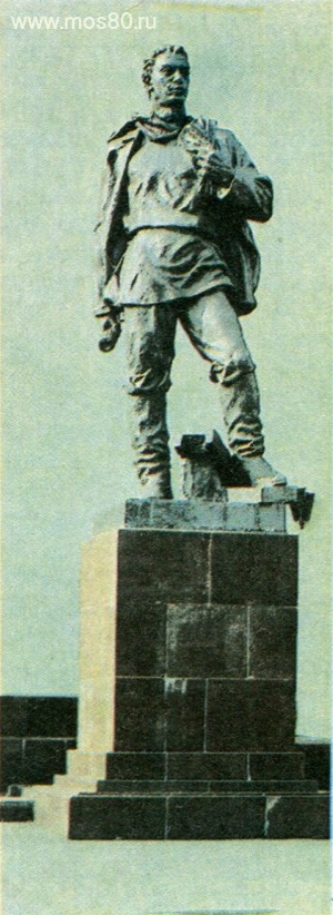 Скульптура Дружинник у станции метро Краснопресненская
