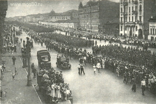 Колонны военнопленных гитлеровцев на Садовой-Спасской улице