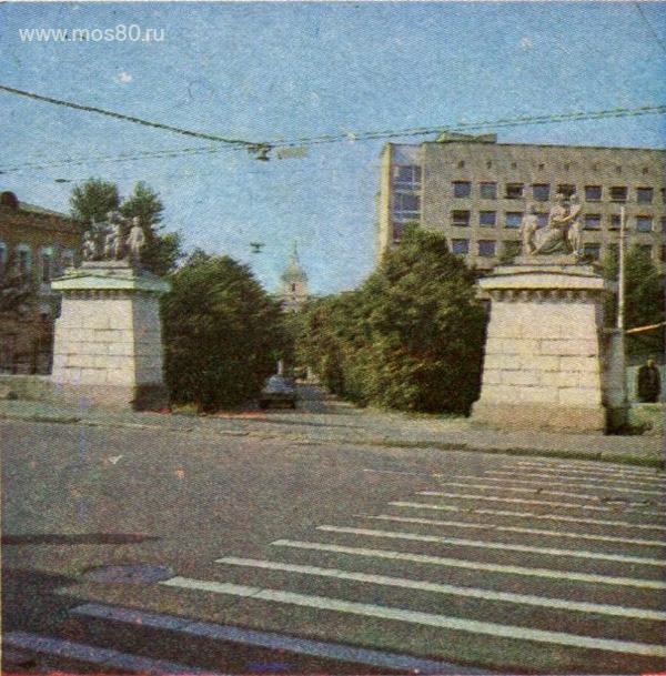 Ворота со стороны улицы Солянки