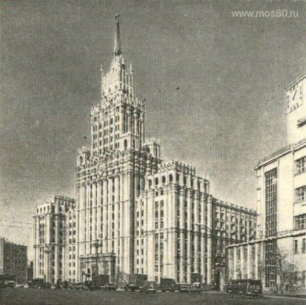 Здание на Лермотовской площади