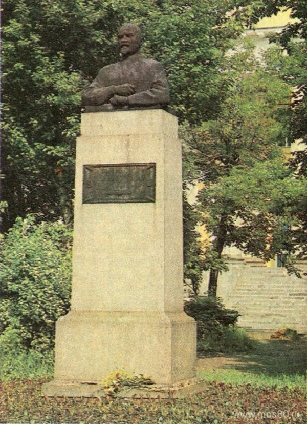 Памятник С. И. Спасокукоцкому
